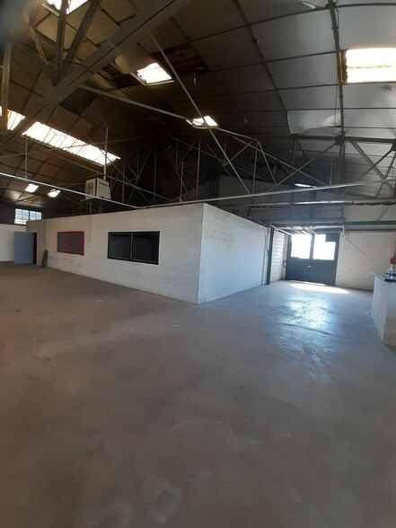 Office in Villeurbanne for lease - Interior Photo - Image 2 of 2