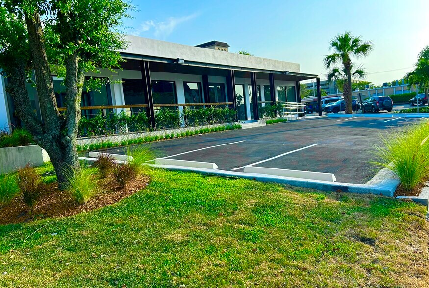 2100 E Commercial Blvd, Fort Lauderdale, FL à louer - Photo du bâtiment - Image 2 de 22