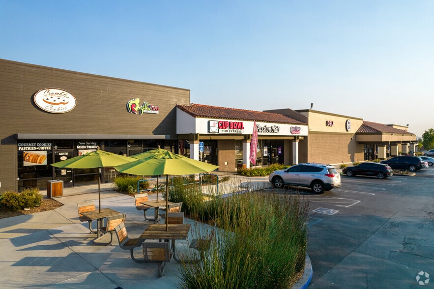 1181-1195 E Magnolia Ave, Corona, CA for lease - Building Photo - Image 3 of 13