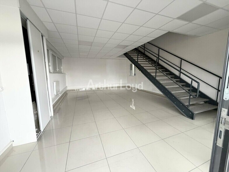 Industrial in Reims for lease - Interior Photo - Image 3 of 6