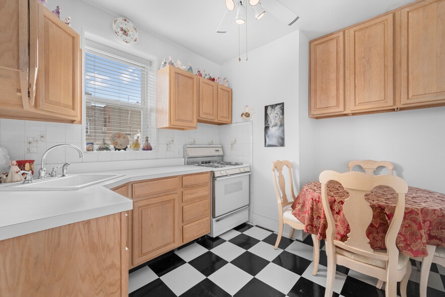 3172 44th St, Astoria, NY à vendre - Photo du bâtiment - Image 3 de 74