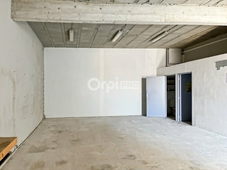 Flex in La Ciotat for lease - Interior Photo - Image 2 of 6