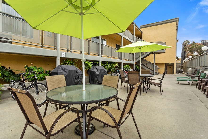 721 W 30th St, Los Angeles, CA for sale - Building Photo - Image 2 of 18