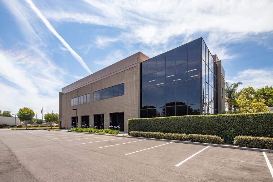 2450 Tapo St, Simi Valley, CA for sale - Primary Photo - Image 1 of 8