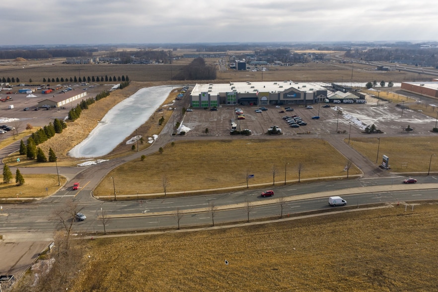 2015 Bassett Dr, Mankato, MN for sale - Primary Photo - Image 1 of 9