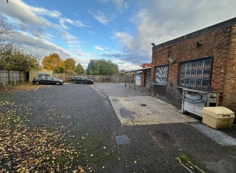73 Furze Platt Road, Maidenhead à louer - Photo du bâtiment - Image 3 de 3