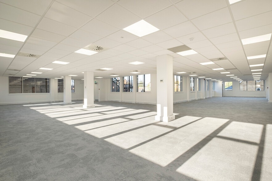 7 High St, Teddington for lease - Interior Photo - Image 2 of 3