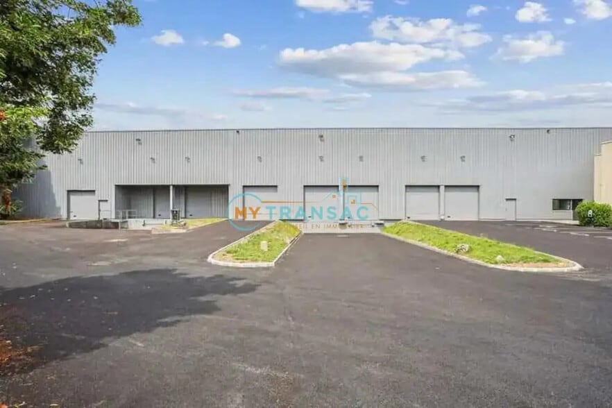 Industrial in Lisses for lease - Building Photo - Image 1 of 17