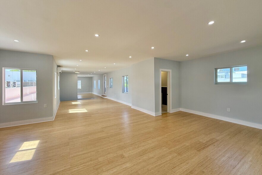 726 Arthur Godfrey Rd, Miami Beach, FL à louer - Photo du bâtiment - Image 3 de 4
