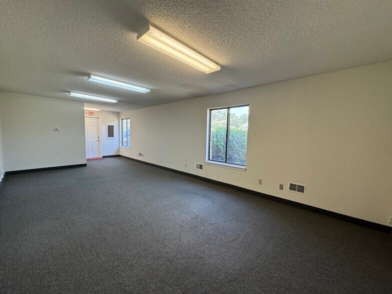 4622 Freedom Dr, Ann Arbor, MI à louer - Photo du bâtiment - Image 2 de 3