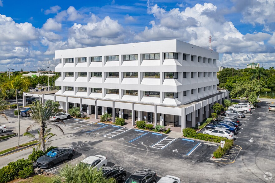 351 S Cypress Rd, Pompano Beach, FL à vendre - Photo du bâtiment - Image 3 de 30