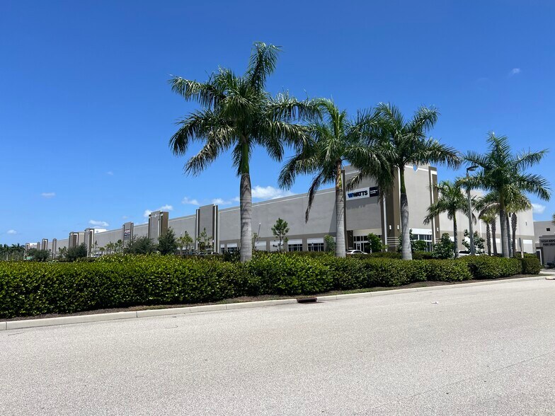 16260 Airport Park Dr, Fort Myers, FL à louer - Photo du bâtiment - Image 3 de 5