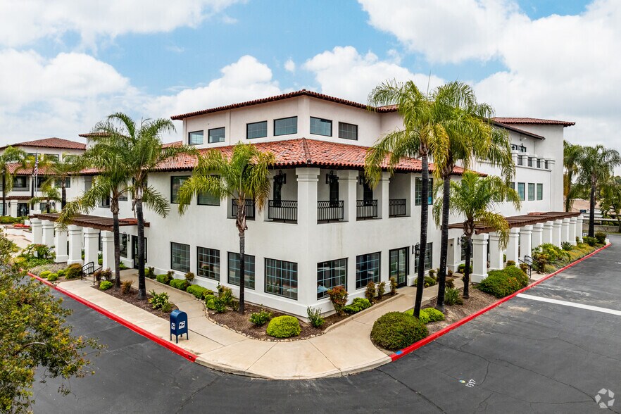 400 N Mountain Ave, Upland, CA à louer - Photo du bâtiment - Image 3 de 7