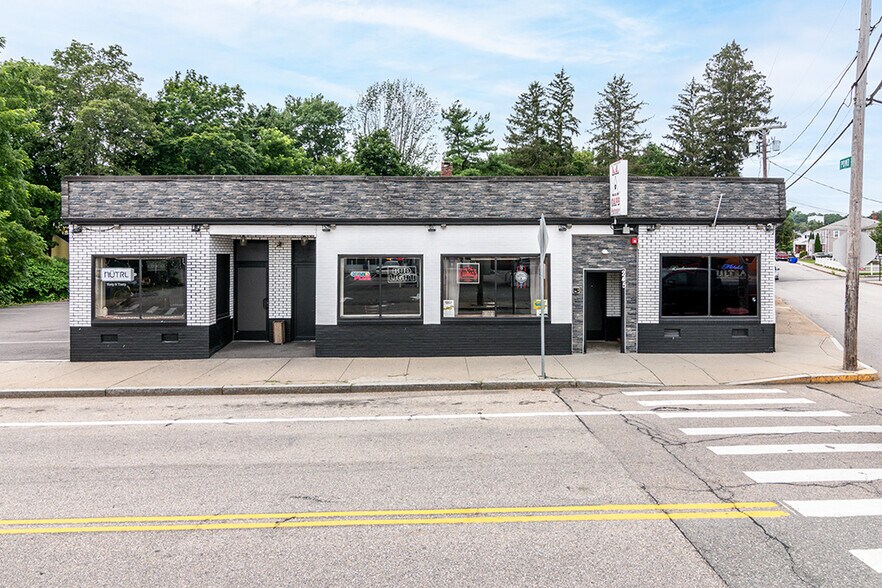 245 Washington St, West Warwick, RI à vendre - Photo du bâtiment - Image 2 de 28