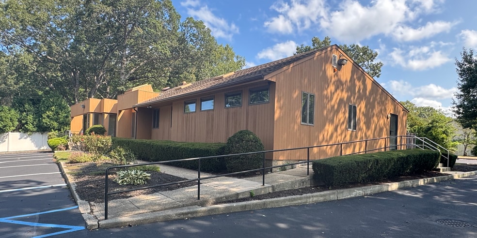 335 Terry Rd, Smithtown, NY for lease - Building Photo - Image 2 of 10