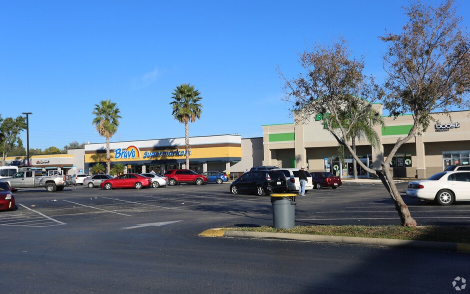 933 Semoran Blvd, Orlando, FL à louer - Photo du bâtiment - Image 3 de 8