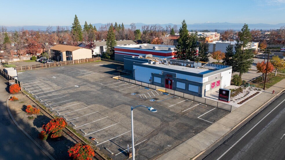 329 Lake Blvd, Redding, CA à vendre - Photo du bâtiment - Image 3 de 31