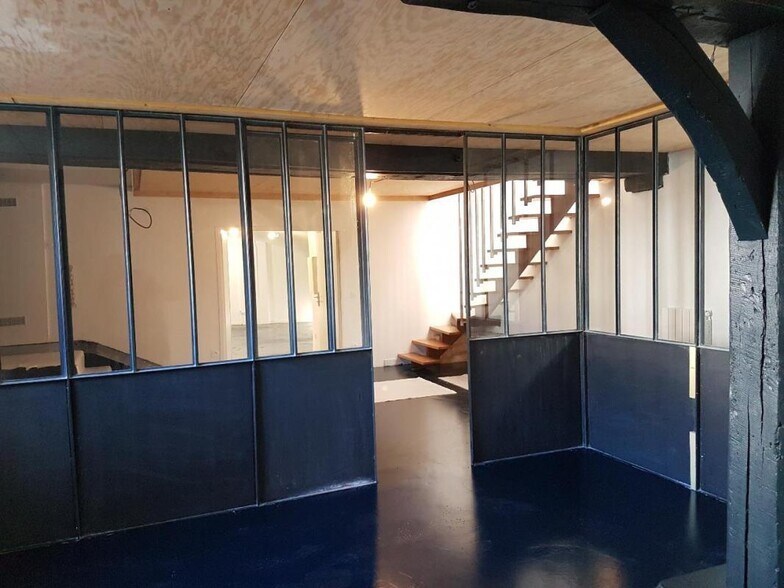 Office in Rouen for lease - Interior Photo - Image 2 of 11
