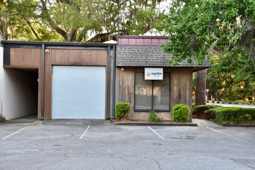 1 Mathews Dr, Hilton Head Island, SC à vendre - Photo du bâtiment - Image 3 de 9