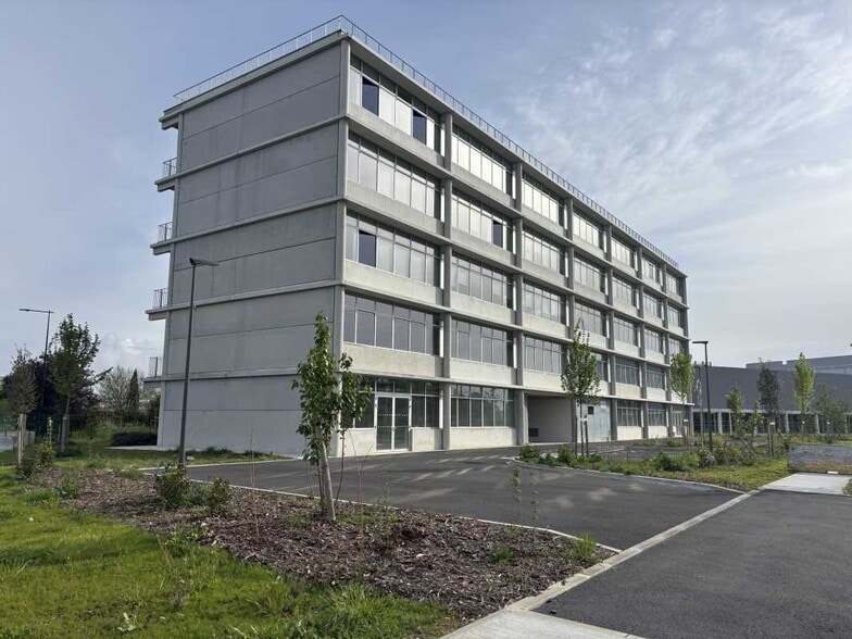 Office in Villenave-d'Ornon for lease - Building Photo - Image 2 of 10