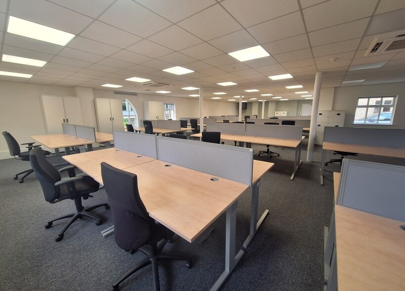 Evesham Road, Bishops Cleeve for lease - Interior Photo - Image 3 of 4