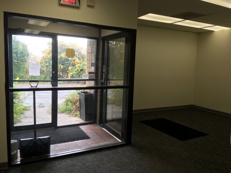 6647 Old Thompson Rd, Syracuse, NY à louer - Photo intérieure - Image 3 de 11