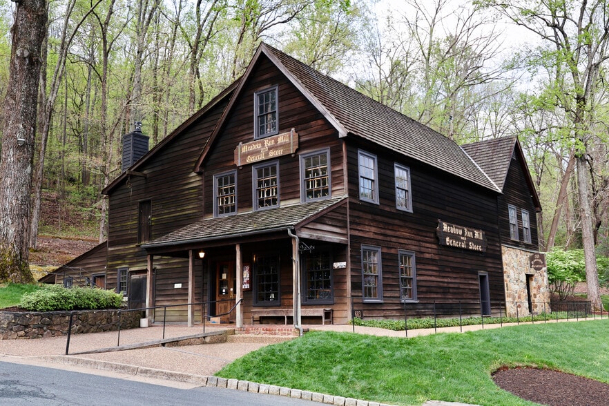 683 Thomas Jefferson Pky, Charlottesville, VA à vendre - Photo du bâtiment - Image 3 de 36