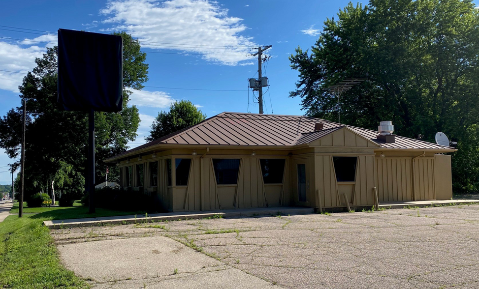 305 S Main St, Clintonville, WI for lease - Building Photo - Image 1 of 3