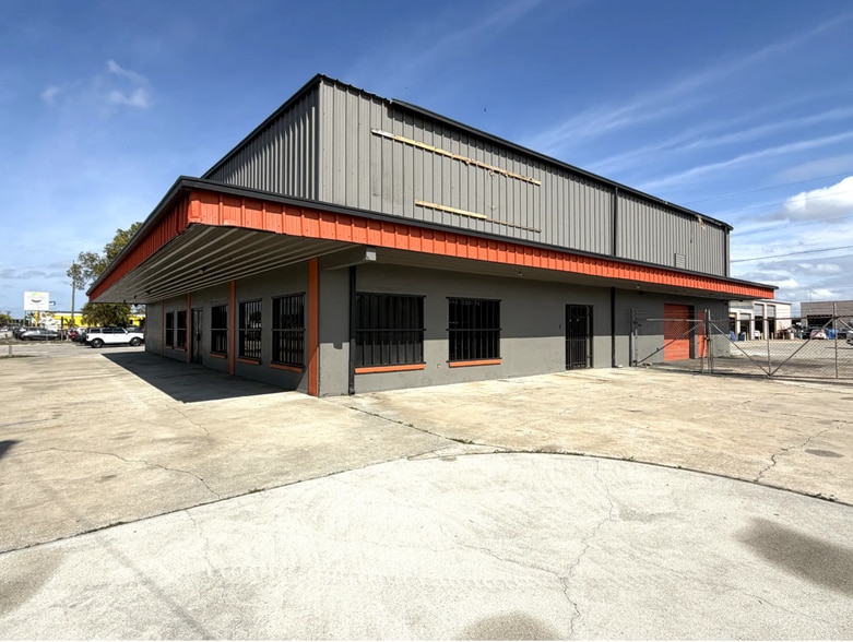 2575 Fowler St, Fort Myers, FL for sale - Building Photo - Image 3 of 9