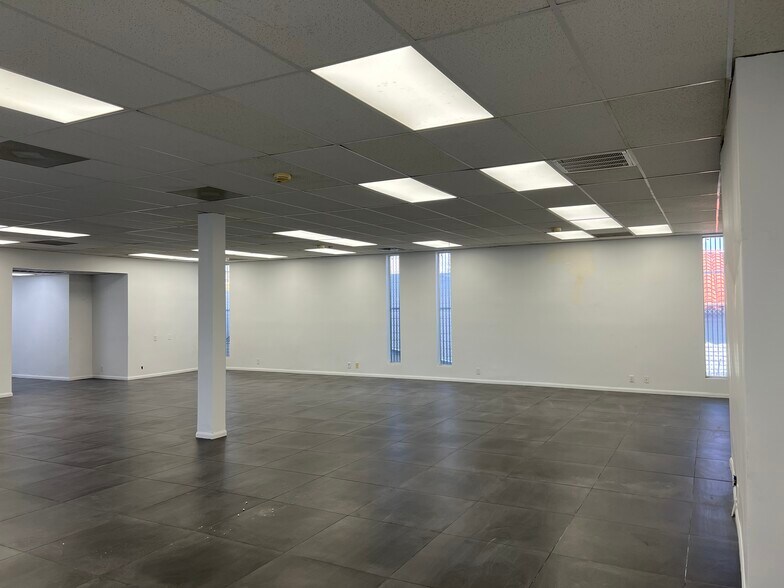 844 E Sahara Ave, Las Vegas, NV à louer - Photo du bâtiment - Image 3 de 15