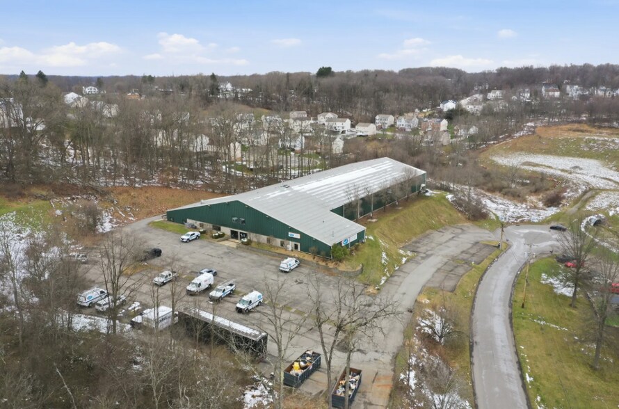 1035 Executive Dr, Gibsonia, PA à vendre - Photo du bâtiment - Image 3 de 16