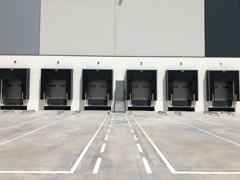 Industrial in Dos Hermanas for lease - Building Photo - Image 2 of 10