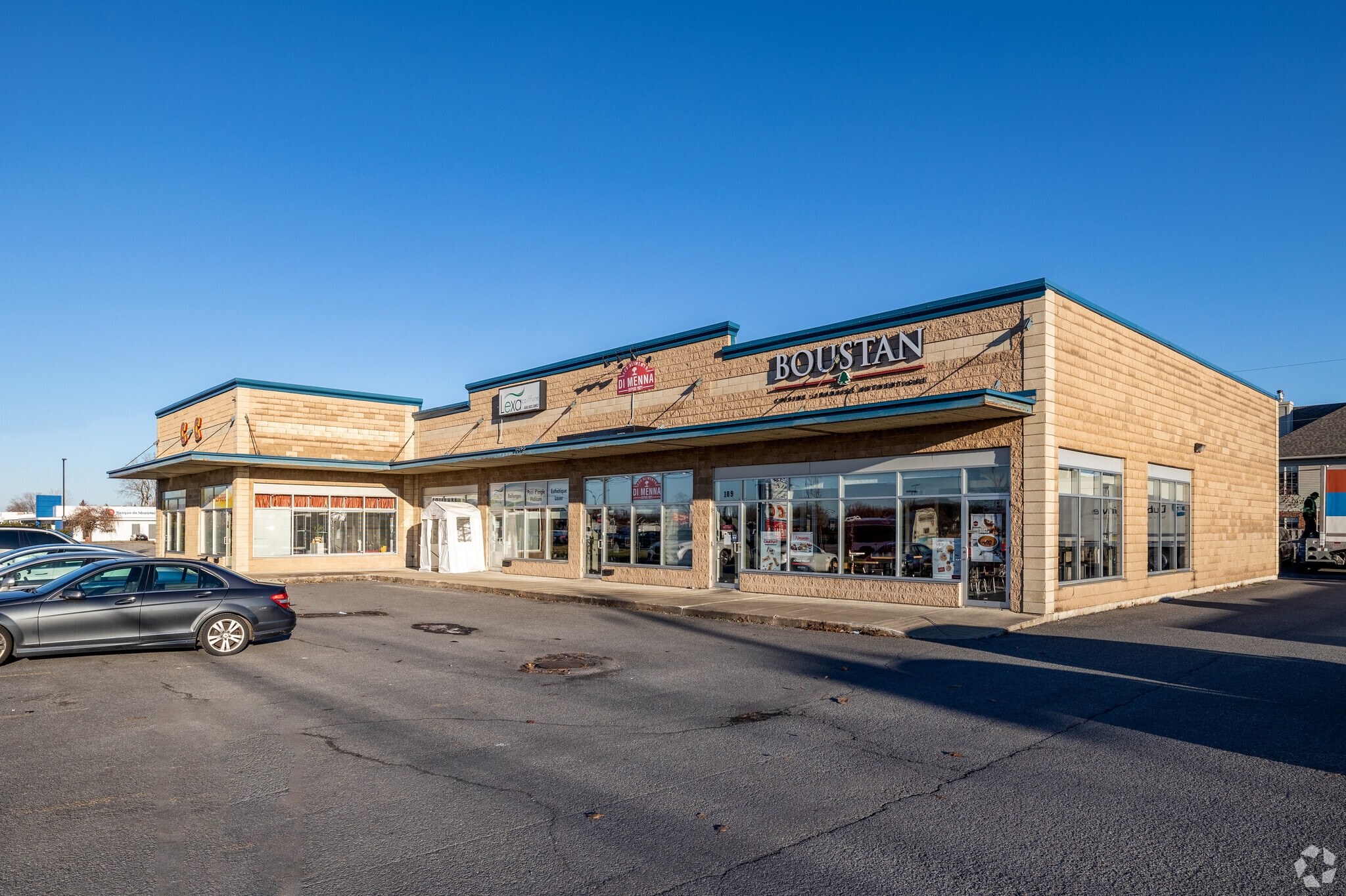 8265 Boul Taschereau, Brossard, QC for sale Primary Photo- Image 1 of 1