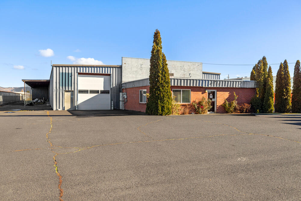 3735 Washburn Way, Klamath Falls, OR for lease Interior Photo- Image 1 of 47