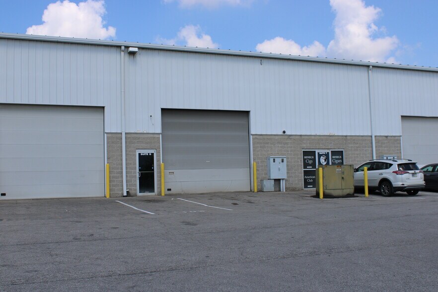 4701 Rockville Rd, Indianapolis, IN à louer - Photo du bâtiment - Image 2 de 5