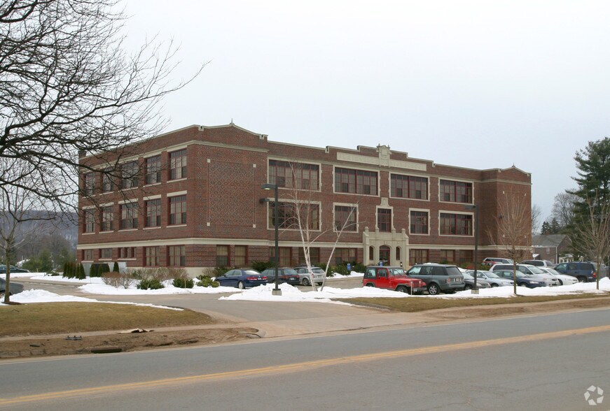 74 East St, Plainville, CT à vendre - Photo du bâtiment - Image 2 de 7