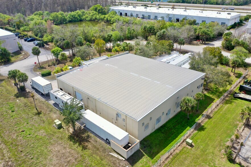 14230 Jetport Loop W, Fort Myers, FL à louer - Photo du bâtiment - Image 3 de 7