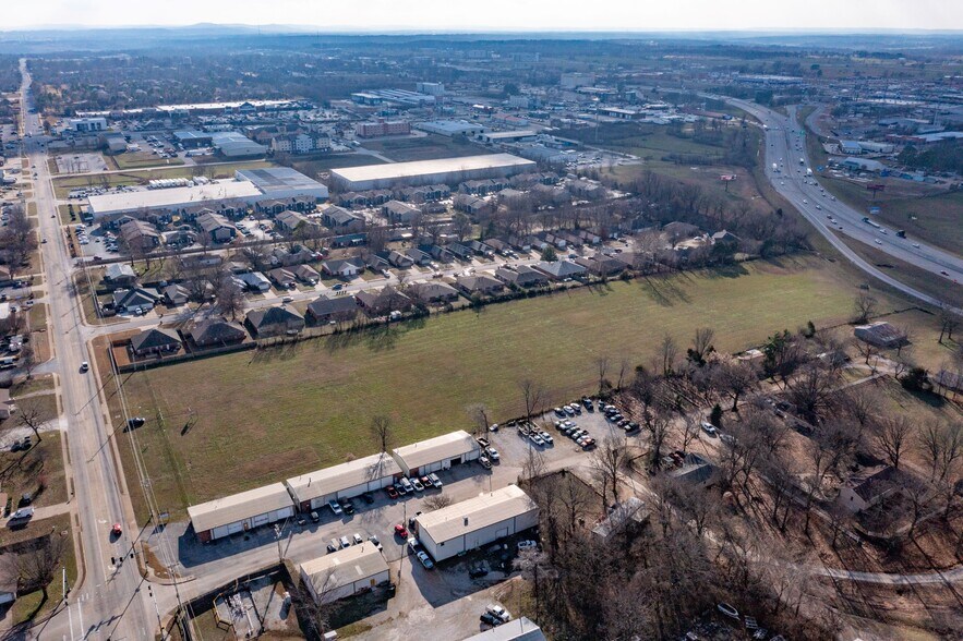 522 S 40th St, Springdale, AR for sale - Aerial - Image 3 of 4