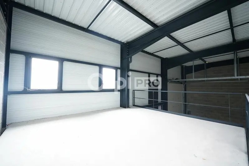 Allée Des Cedres, Saint-Vulbas for lease - Interior Photo - Image 2 of 12