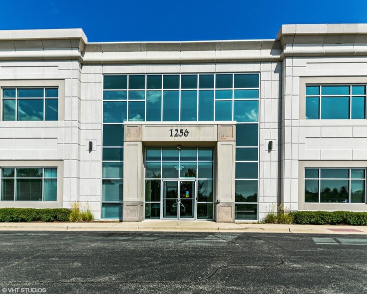 1256 Waterford Dr, Aurora, IL à vendre - Photo du bâtiment - Image 2 de 16