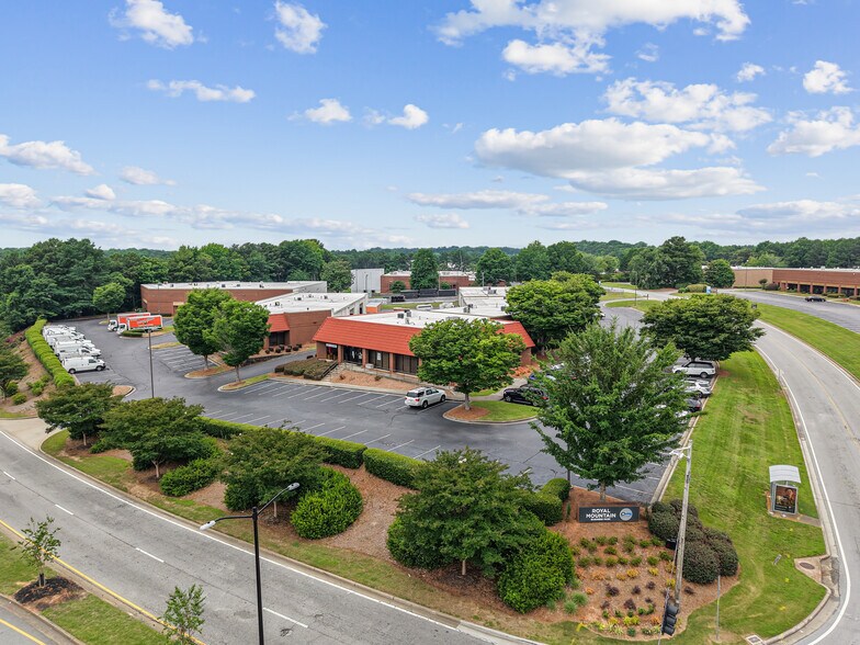 4896 N Royal Atlanta Dr, Tucker, GA à louer - Photo du bâtiment - Image 1 de 8
