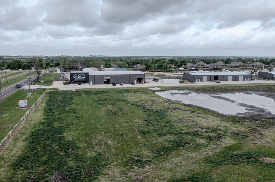 000 Sales Dr, Waxahachie, TX à louer - Photo du bâtiment - Image 3 de 9