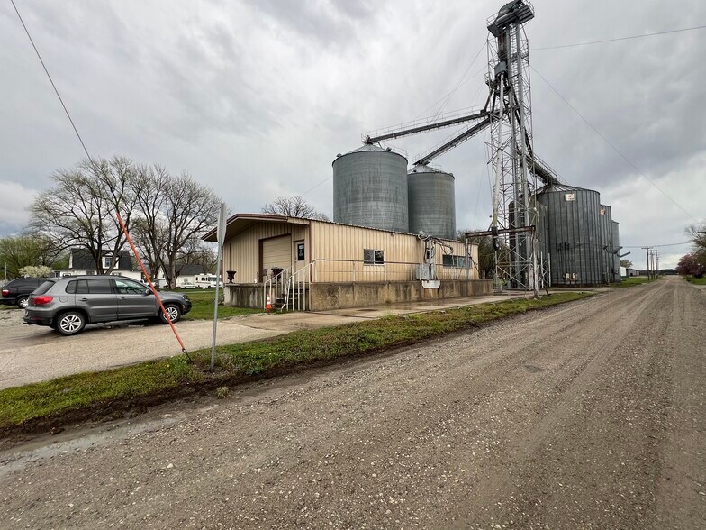 300 Chestnut St, Elliott, IA à vendre - Photo du bâtiment - Image 2 de 14