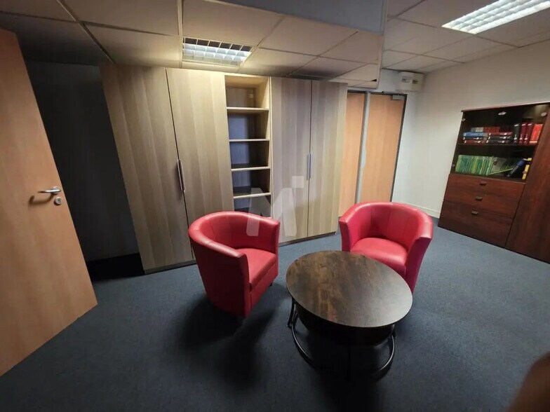 Office in Évry-Courcouronnes for sale - Building Photo - Image 2 of 10