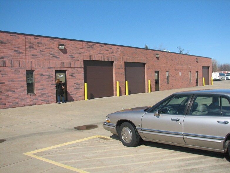 7451-7457 Clover Ave, Mentor, OH à louer - Photo du bâtiment - Image 2 de 4