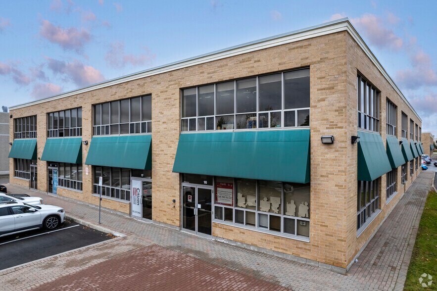 411 Confederation Pky, Concord, ON for sale - Primary Photo - Image 1 of 1