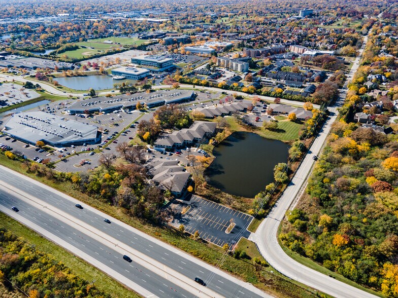 777 Oakmont Ln, Westmont, IL à louer - Photo du bâtiment - Image 2 de 2