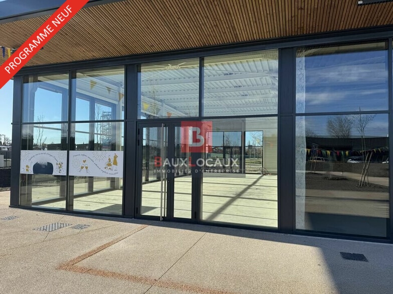 Retail in Monteux for lease - Building Photo - Image 1 of 6