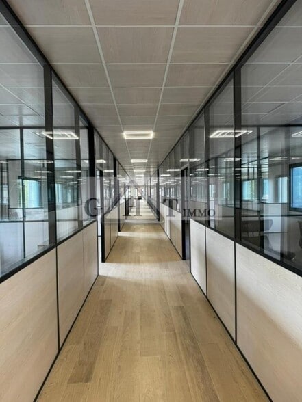Office in Neuilly-sur-Marne for lease - Interior Photo - Image 2 of 3