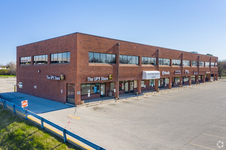 3900 W Brown Deer Rd, Brown Deer, WI à louer - Photo du bâtiment - Image 2 de 6